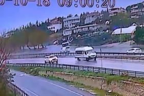 Büyükçekmece’de yağmur nedeniyle kayan otobüs yoldan çıktı