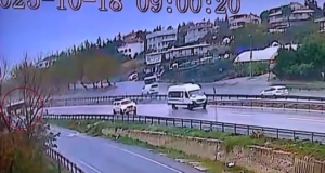 Büyükçekmece’de yağmur nedeniyle kayan otobüs yoldan çıktı