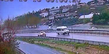 Büyükçekmece’de yağmur nedeniyle kayan otobüs yoldan çıktı