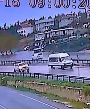 Büyükçekmece’de yağmur nedeniyle kayan otobüs yoldan çıktı