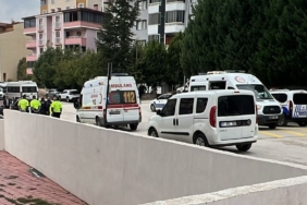 Aracını 3 kişinin üzerine sürdüğü anlar kameraya yansıdı