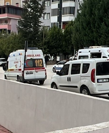 Aracını 3 kişinin üzerine sürdüğü anlar kameraya yansıdı