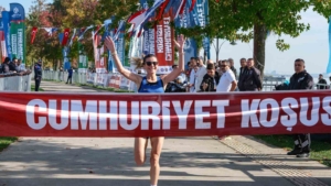 16 ülkeden sporcu Kocaeli’de Cumhuriyet için koştu