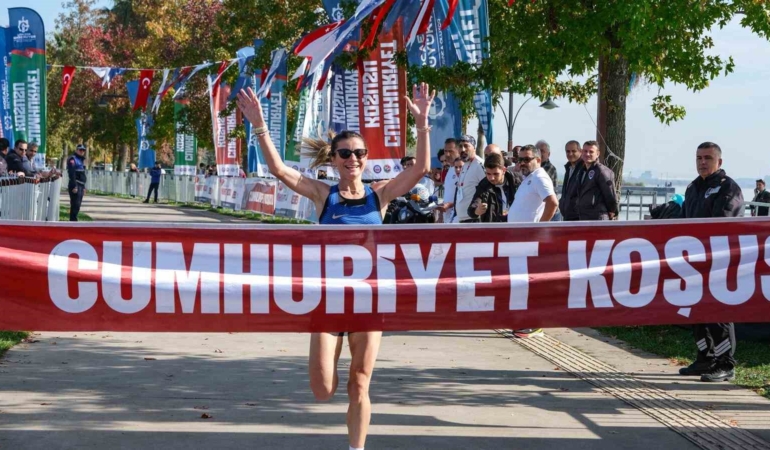 16 ülkeden sporcu Kocaeli’de Cumhuriyet için koştu