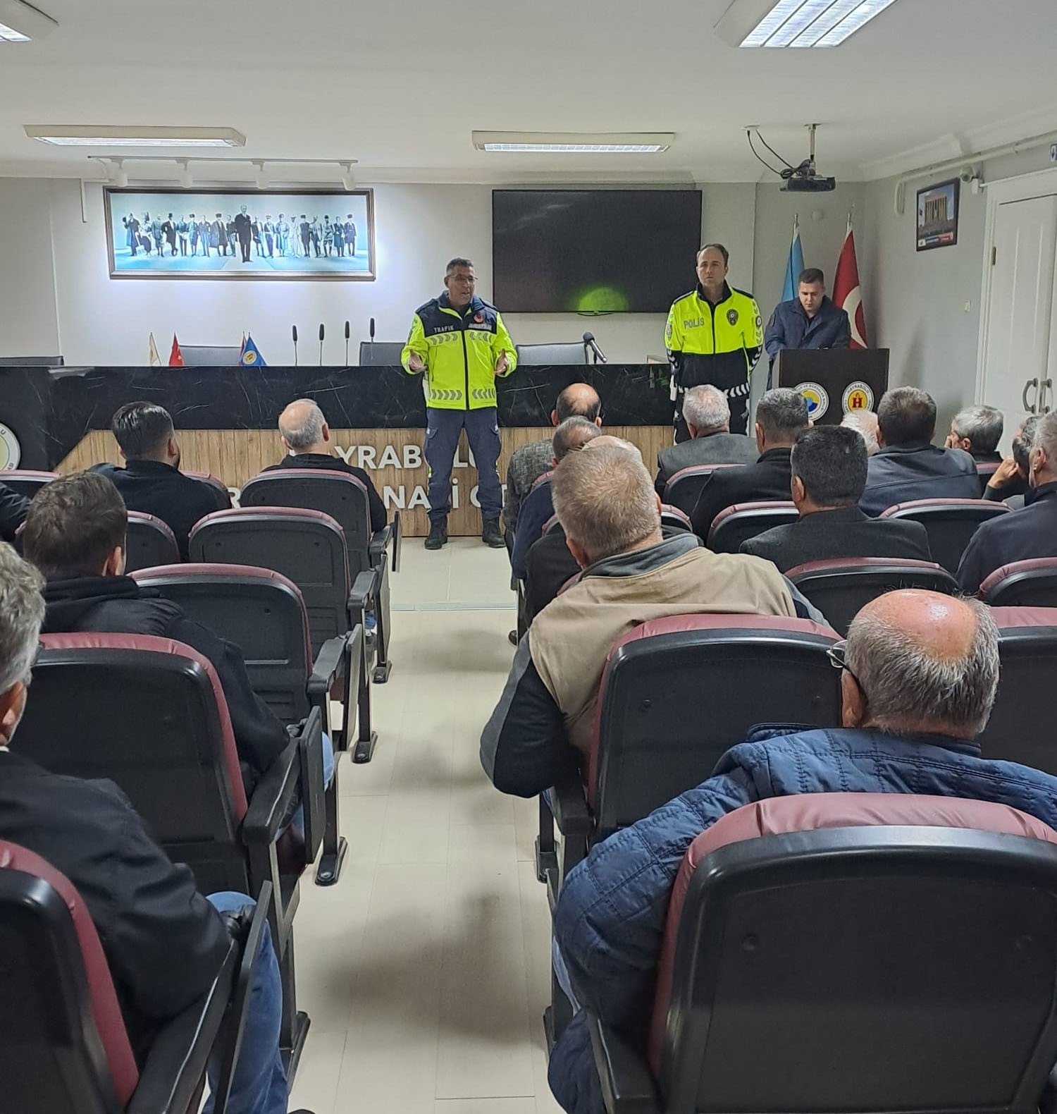 Hayrabolu’da okul servisi şoförleri ve rehber personeller bilgilendirildi