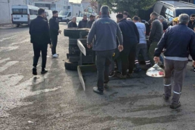 Midibüsün çarpması sonucu devrilen iş makinasının operatörü yaralandı