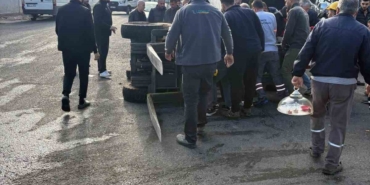 Midibüsün çarpması sonucu devrilen iş makinasının operatörü yaralandı