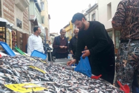 Hamsinin kilosu 50 liraya düştü, vatandaşlar poşet poşet aldı