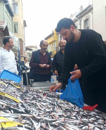 Hamsinin kilosu 50 liraya düştü, vatandaşlar poşet poşet aldı