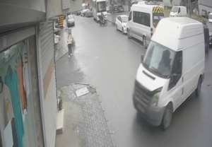 Avcılar’da freni boşalan panelvan dükkana daldı: O anlar kamerada
