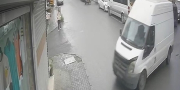 Avcılar’da freni boşalan panelvan dükkana daldı: O anlar kamerada