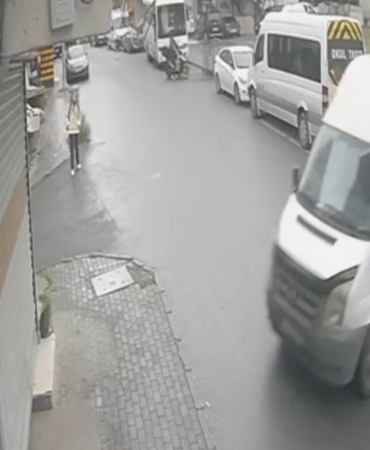Avcılar’da freni boşalan panelvan dükkana daldı: O anlar kamerada