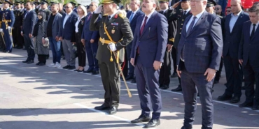 Edremit’te Cumhuriyet Bayramı kutlamaları, Atatürk Anıtına çelek sunumuyla başladı