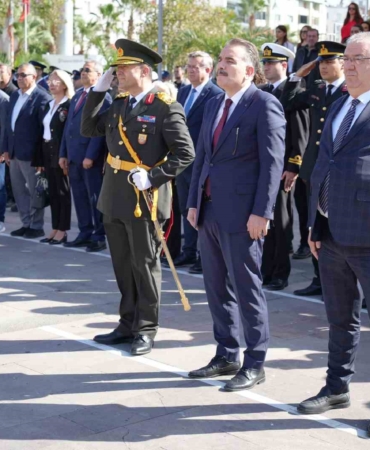 Edremit’te Cumhuriyet Bayramı kutlamaları, Atatürk Anıtına çelek sunumuyla başladı