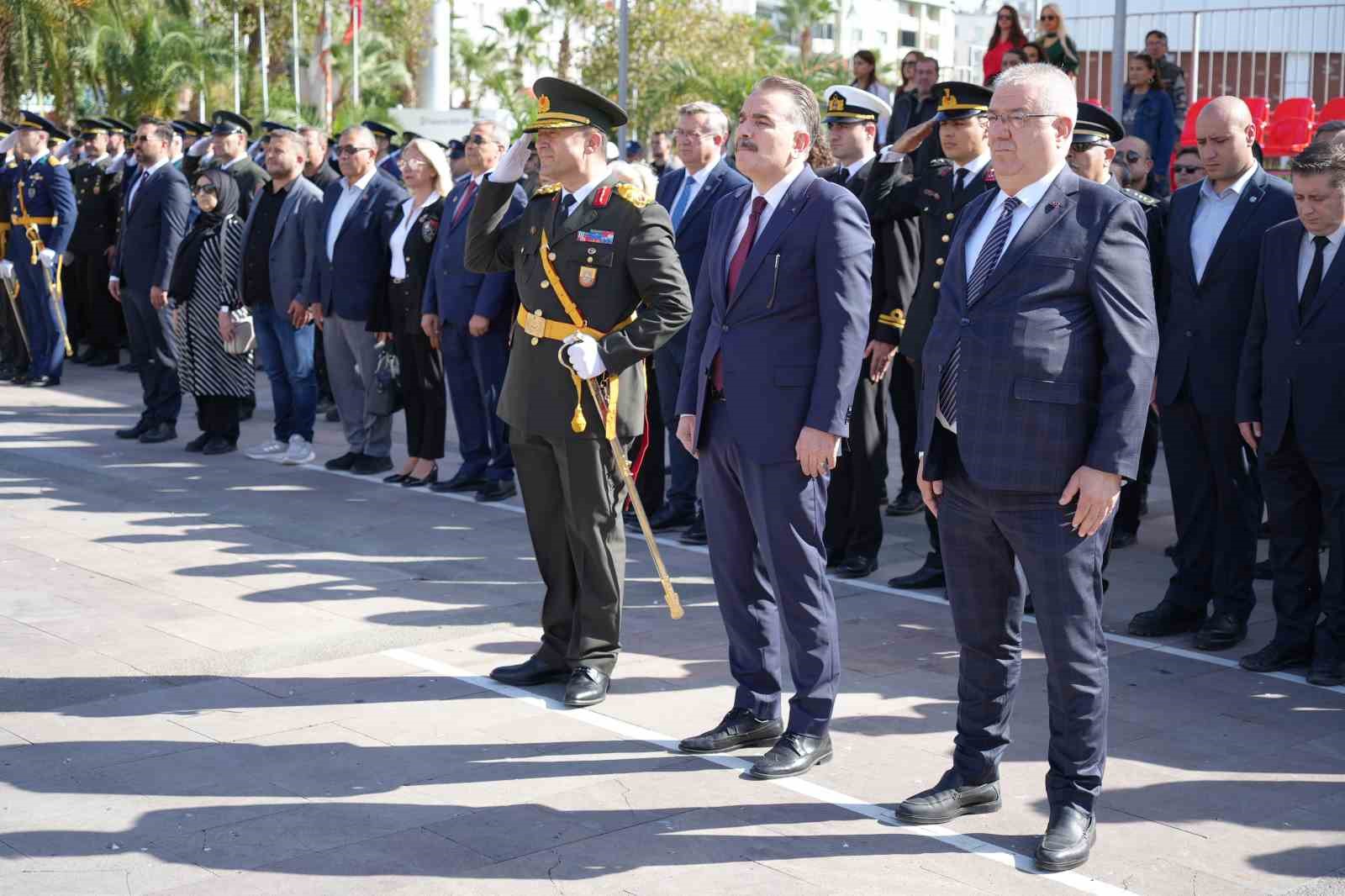 Edremit’te Cumhuriyet Bayramı kutlamaları, Atatürk Anıtına çelek sunumuyla başladı