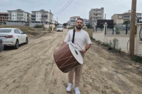 Bozuk yollara davulla maniyle tepki gösterdi