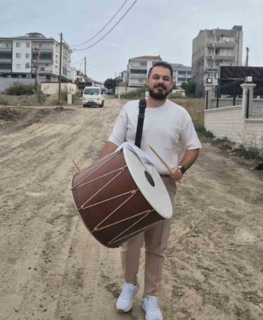 Bozuk yollara davulla maniyle tepki gösterdi