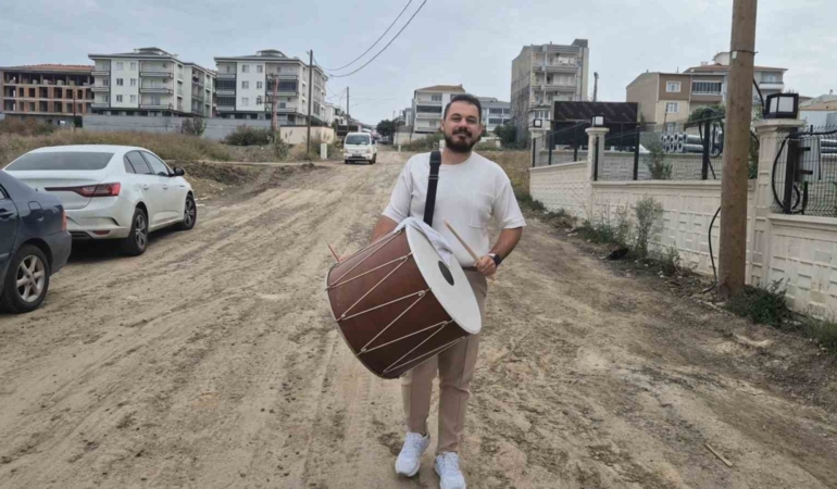 Bozuk yollara davulla maniyle tepki gösterdi