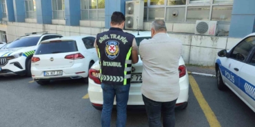 Avcılar’da bir sürücü İETT otobüsünün önünü kesti: O anlar kamerada