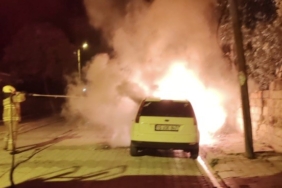 Manyas’ta park halindeki araç alev alev yandı