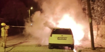 Manyas’ta park halindeki araç alev alev yandı