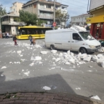 Bursa’da fırtına ağaçları devirdi, çatıları uçurdu