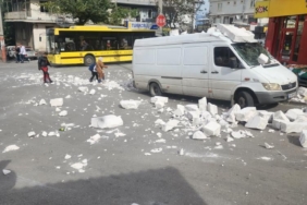 Bursa’da fırtına ağaçları devirdi, çatıları uçurdu