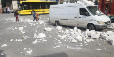 Bursa’da fırtına ağaçları devirdi, çatıları uçurdu