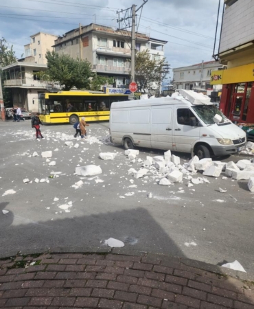 Bursa’da fırtına ağaçları devirdi, çatıları uçurdu