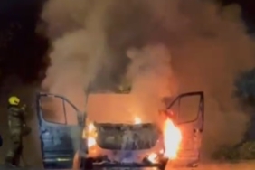 Gözleri önünde minibüs alev alev yandı