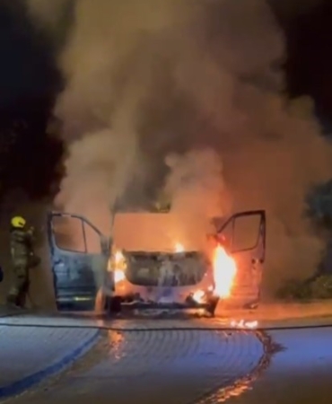 Gözleri önünde minibüs alev alev yandı