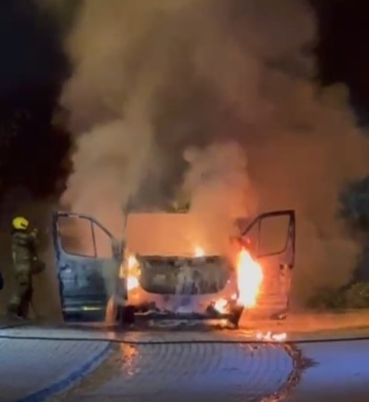 Gözleri önünde minibüs alev alev yandı