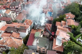 Beşiktaş’ta alevlere teslim olan 4 katlı ahşap bina çöktü: Yangın yan binaya sıçradı