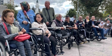 Polis memurundan ihtiyaç sahibi engellilere akülü sandalye desteği