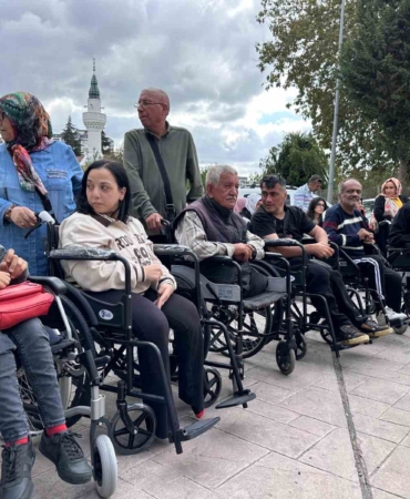 Polis memurundan ihtiyaç sahibi engellilere akülü sandalye desteği