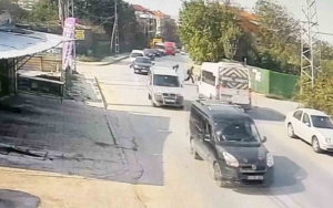 Arnavutköy’de servis minibüsünün çarptığı çocuk yaralandı