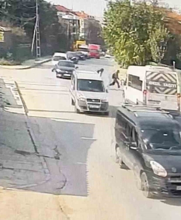 Arnavutköy’de servis minibüsünün çarptığı çocuk yaralandı