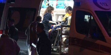 Kadıköy’de 5 katlı binada korkutan yangın: 20 kişi dumandan etkilendi