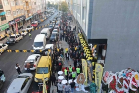 Kartal’da indirim kuyruğu: Bin liralık ürünü 100 liraya alabilmek için saatlerce beklediler