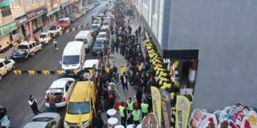 Kartal’da indirim kuyruğu: Bin liralık ürünü 100 liraya alabilmek için saatlerce beklediler