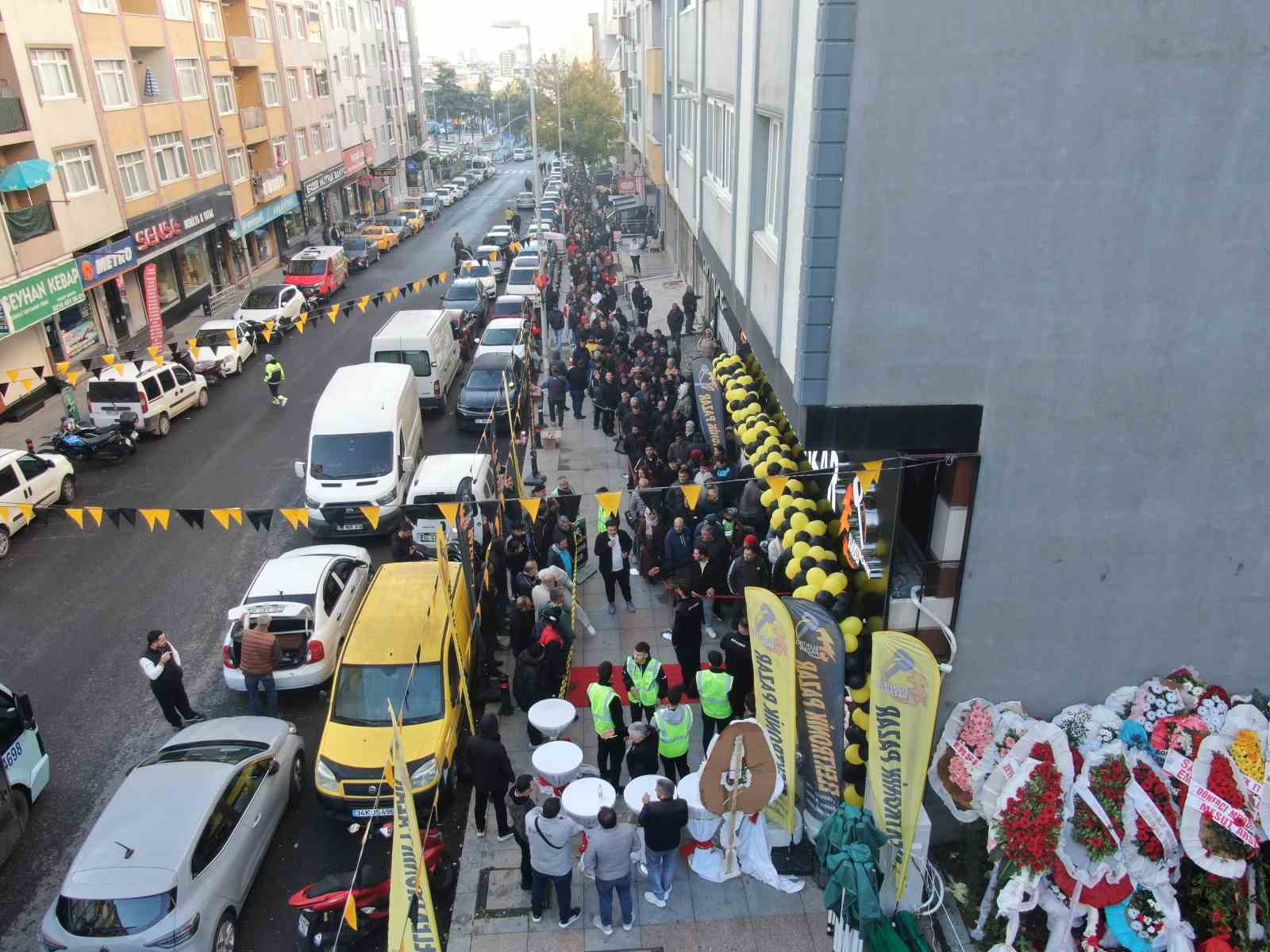 Kartal’da indirim kuyruğu: Bin liralık ürünü 100 liraya alabilmek için saatlerce beklediler