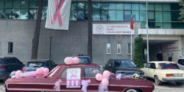 Klasik otomobil ile meme kanserine dikkat çekti