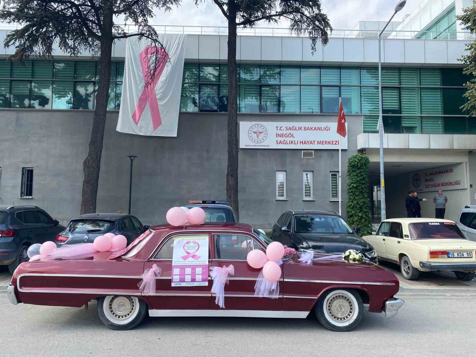 Klasik otomobil ile meme kanserine dikkat çekti