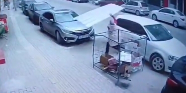 Üzerine uçan çatıya böyle feyk attı