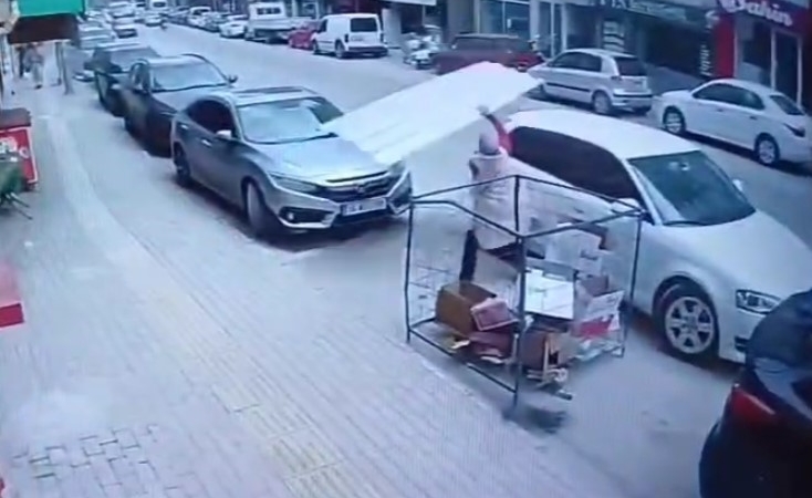 Üzerine uçan çatıya böyle feyk attı