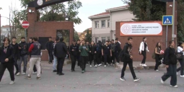 İstanbul’da beklenen sağanak yağış nedeniyle öğrenciler okullarından erken çıktı