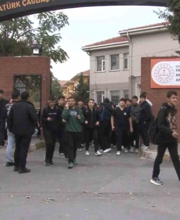 İstanbul’da beklenen sağanak yağış nedeniyle öğrenciler okullarından erken çıktı