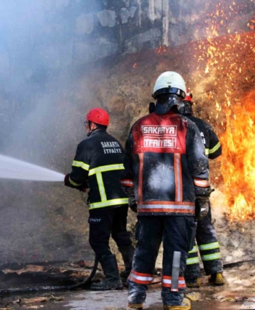 Sakarya’da ahşap atölyesinde korkutan yangın
