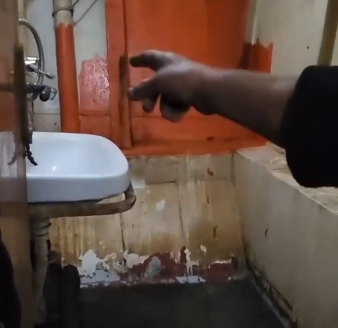 Yaklaşık 1 aydır demir sahasında bekleyen geminin personeli tepkili