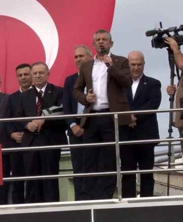 CHP Genel Başkanı Özel adliye önünde açıklamalarda bulundu